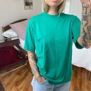 RELAXED FIT KELLY GREEN POCKET TEE